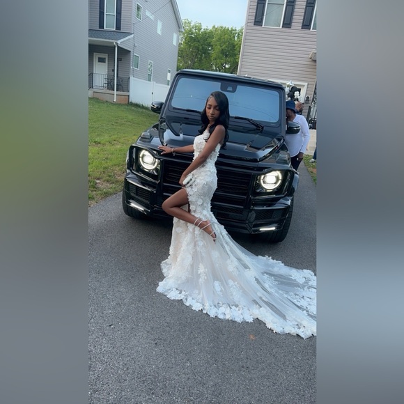 Maggie Sottero style: TANICA-GOWN ROMANTIC FLORAL FIT AND FLARE - Picture 2 of 12